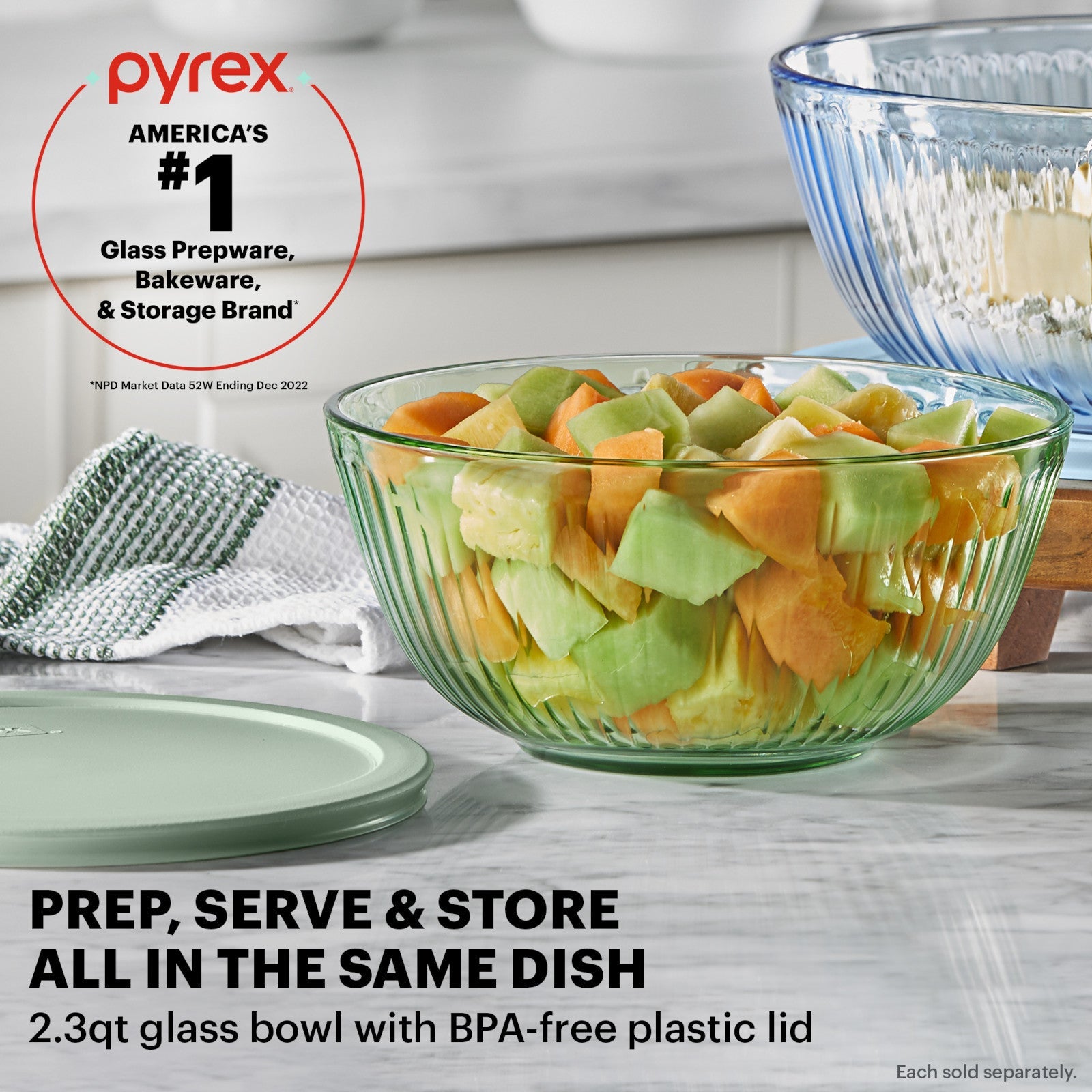 Pyrex Colors Sculpted Tinted 2.3-quart Mixing Bowl with Lid. Green - Image 2